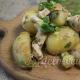Молода картопля, запечена в духовці з часником